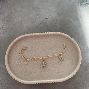 ✨ Golden Christmas Charm Bracelet – Bow, Snowflake & Mitten ✨